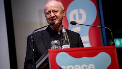 Kurt Eichler spricht auf der Bühne der Techlab Konferenz "space, society, culture".