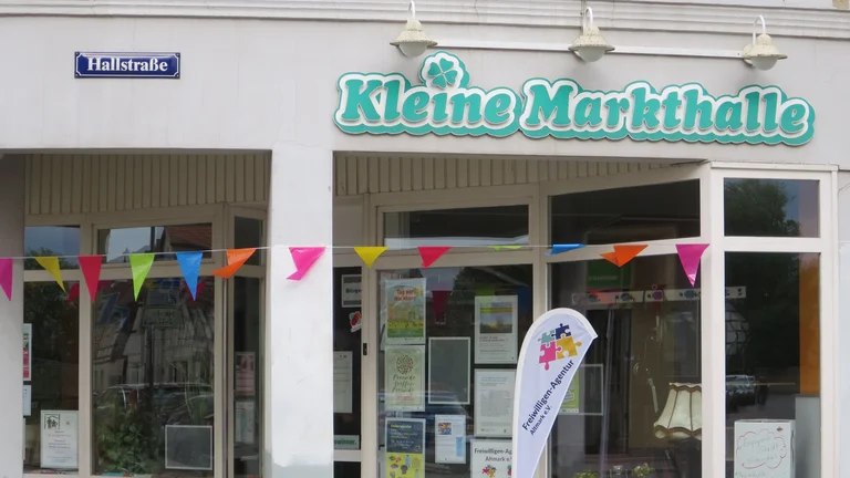 Kleine Markthalle fotografiert von außen.