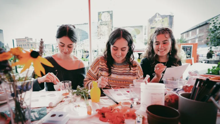 Teilnehmerinnen basteln beim Projekt.