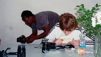 Zwei Jugendliche machen Fotos und benutzen ihre Kameras.