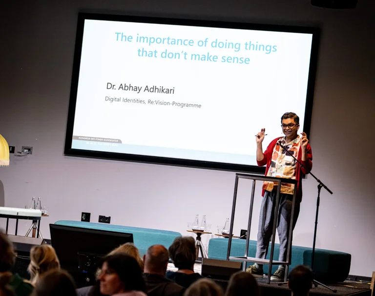 Abhay Adhikari während seiner Keynote