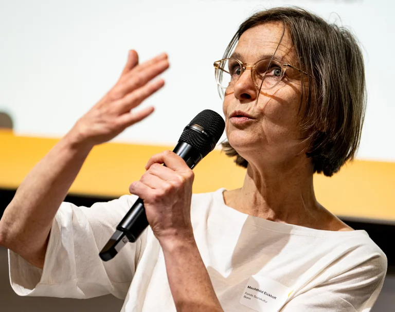 Mechthild Eickhoff mit einem Mikro in der Hand