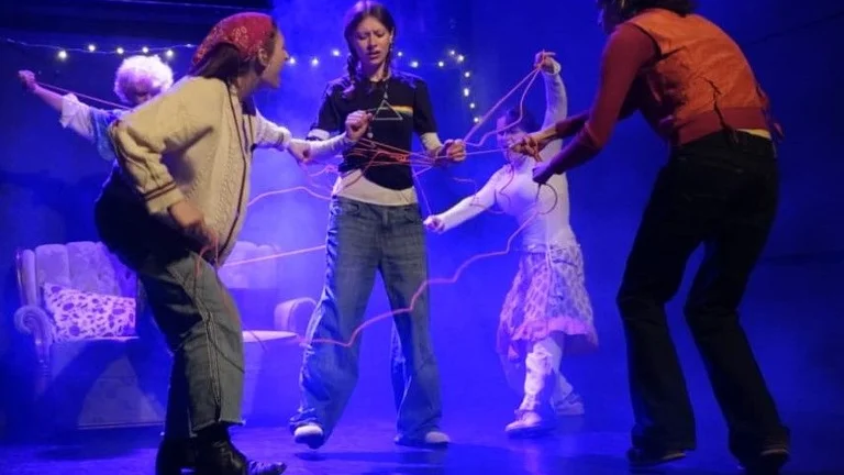 Bühnenperformance, eine Gruppe junger Menschen spielt Theater auf einer Bühne.