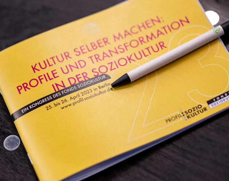 das Programmheft des Kongresses liegt auf einem Stuhl