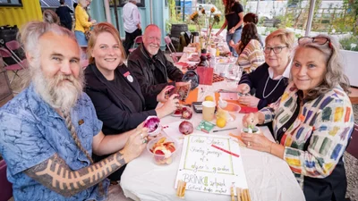 Gruppenfoto Teilnehmerinnen sitzen an einem Tisch.