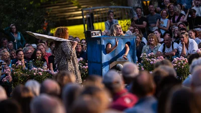 Szene aus einem Theaterstück im öffentlichen Raum