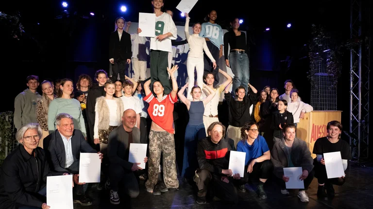 Eine Gruppe von Jugendlichen präsentiert die Charta for young culture.