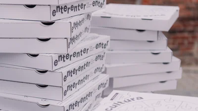 ein Stapel designter Pizzakartons mit der seitlichen Aufschrift "enter"