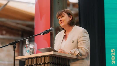 Frau mittleren Alters auf der Bühne