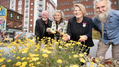 Gruppenfoto vor Blumen.