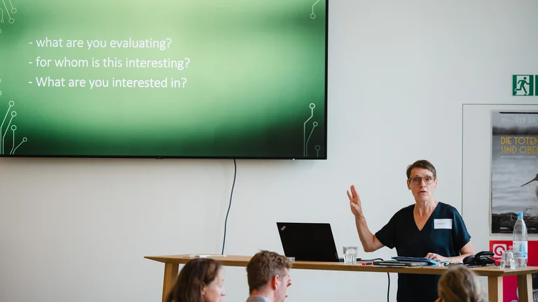 Inez Boogarts during her keynote speech on the topic of evaluations